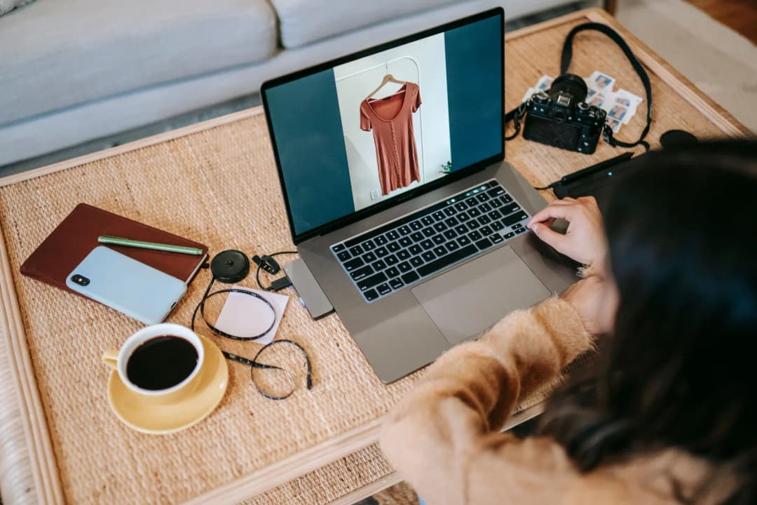 Femme regarde son site e-commerce de vêtements