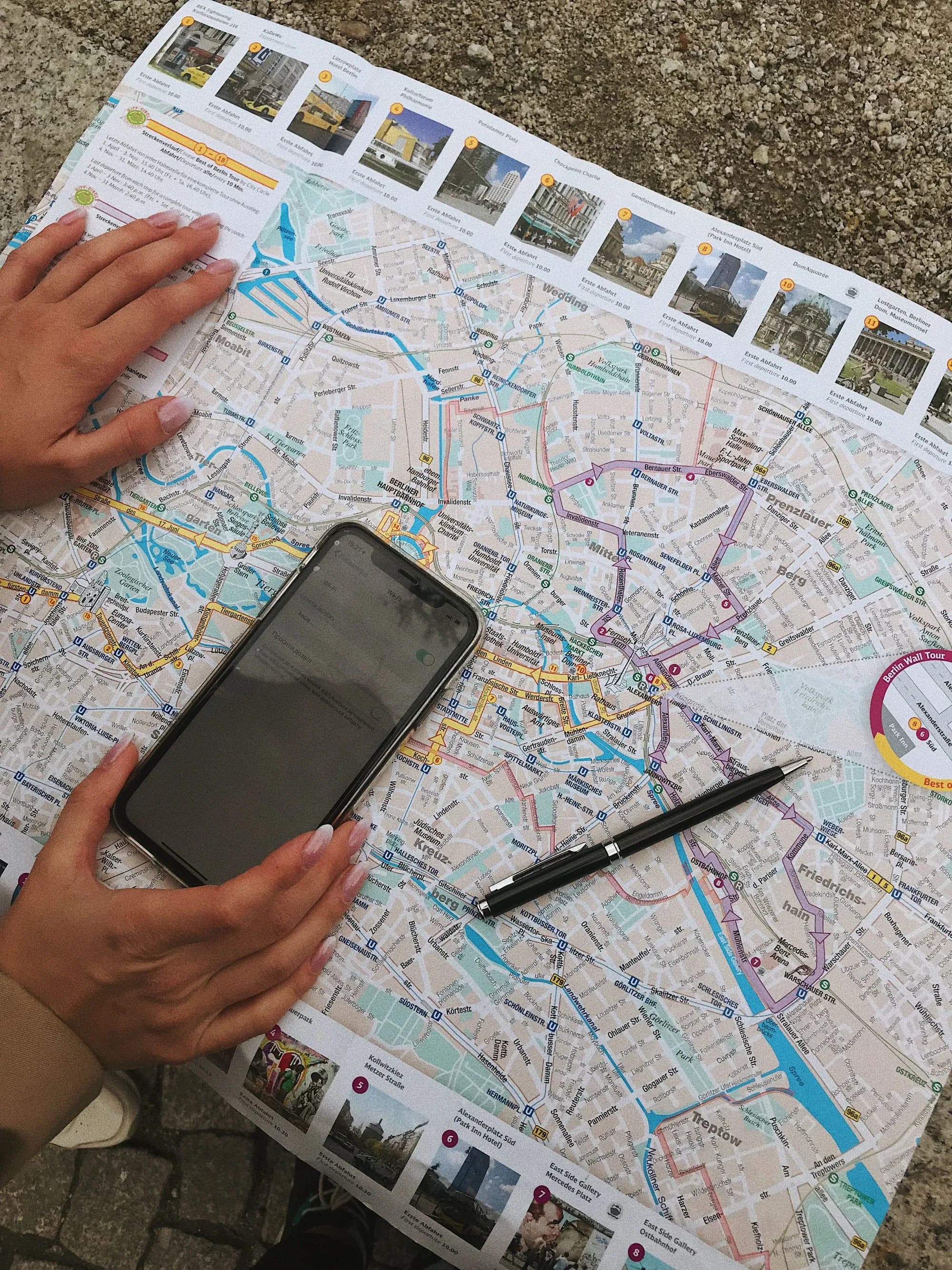Quelqu'un qui cherche une adresse sur une carte.